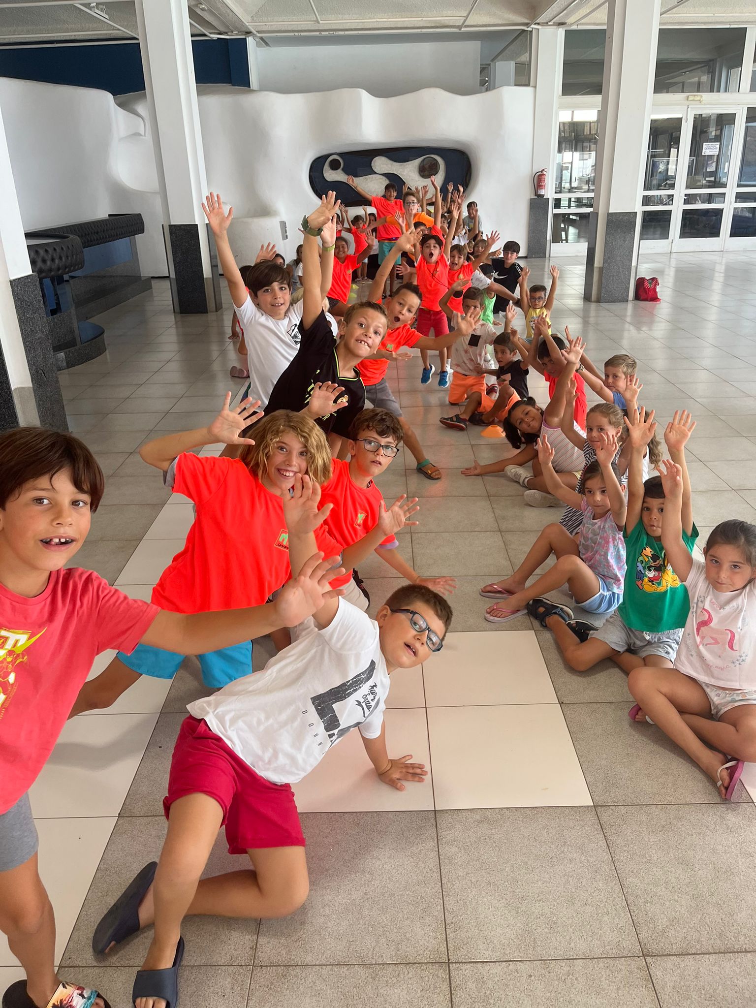 niños partipando en un taller educativo en Canarias
